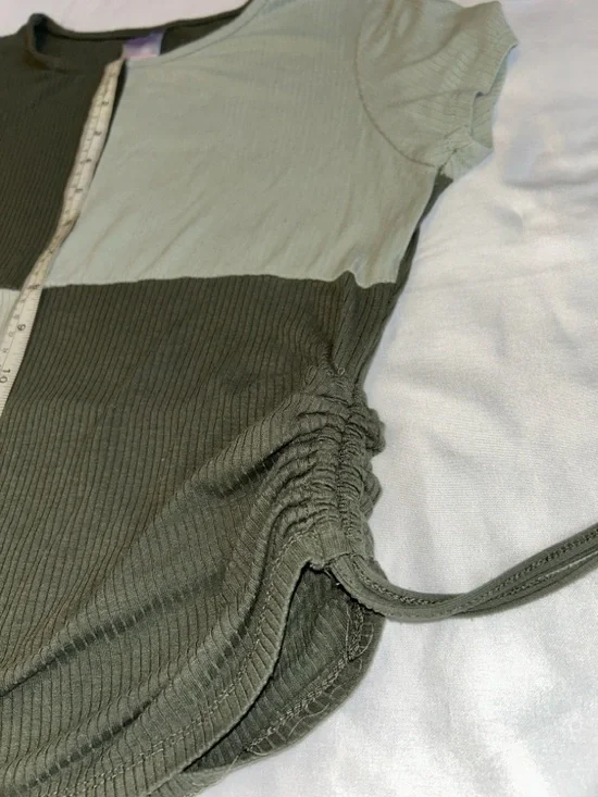 No Boundaries Olive & Light Olive Colorblock Side-Ruched Crop Top - Picture 5 of 6